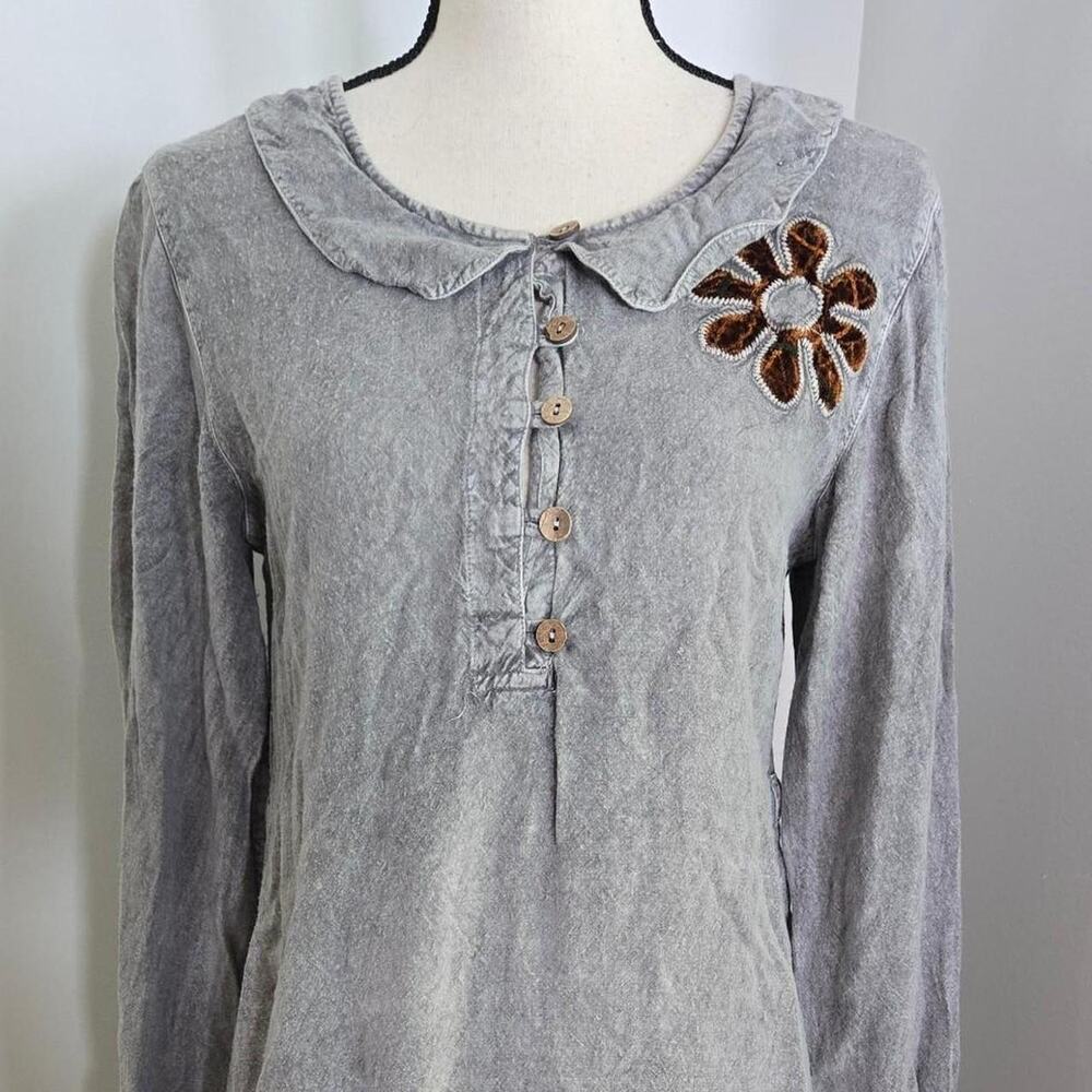 casual threads Grey long sleeve button up boho hippie flower applique S?